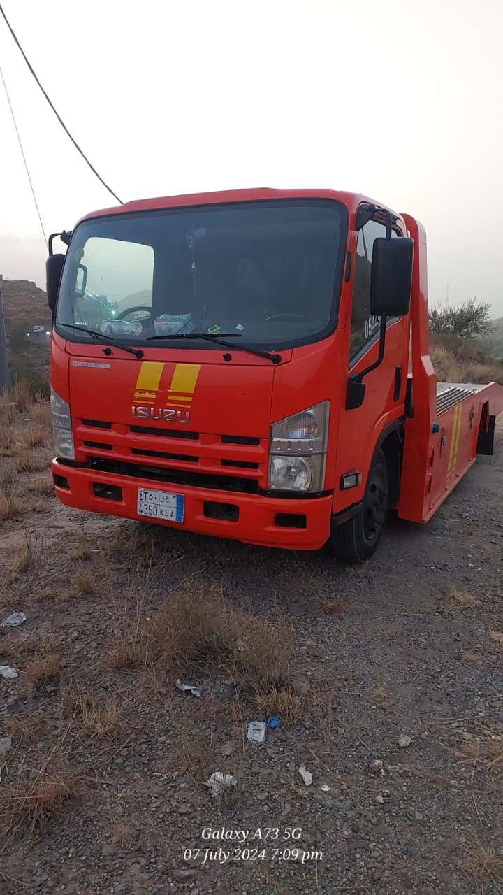 سطحة هيدروليك حمراء لنقل السيارات في الطائف